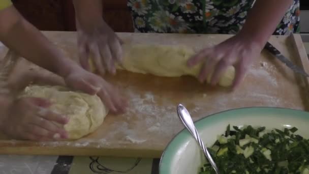 Бабушка с внуком смешивают тесто — стоковое видео
