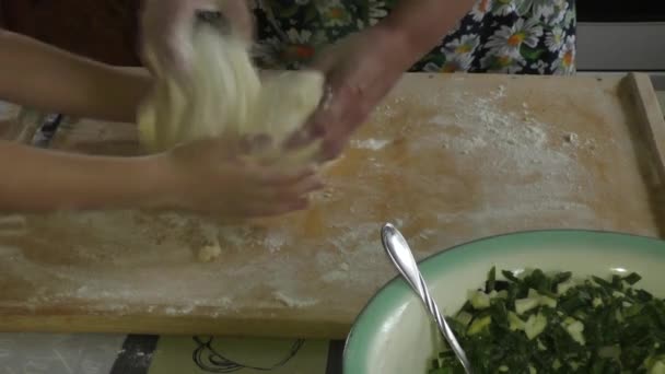 Nagymama és unokája dagasztani a tésztát — Stock videók