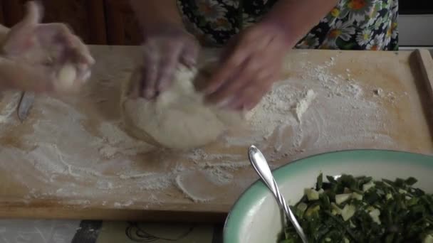 Grand-mère avec petit-fils pétrir la pâte — Video