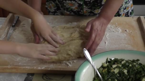 Grand-mère avec petit-fils pétrir la pâte — Video