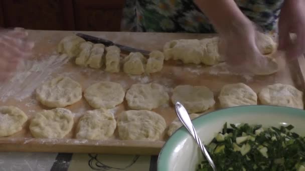 Grand-mère avec petit-fils pétrir la pâte — Video