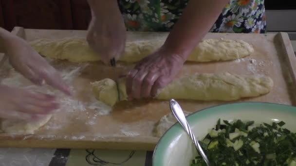 Бабушка с внуком смешивают тесто — стоковое видео