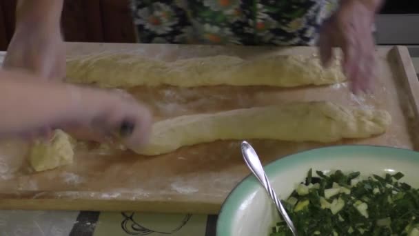 Grand-mère avec petit-fils pétrir la pâte — Video