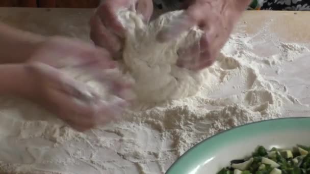 Nagymama és unokája dagasztani a tésztát — Stock videók
