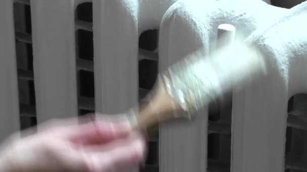 La femme peint des radiateurs 