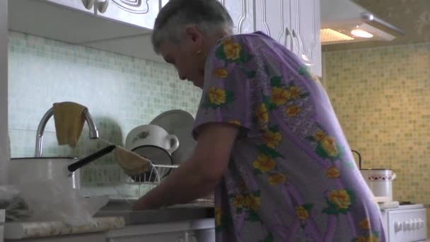 Woman washes a green onions in a bowl — Stock Video