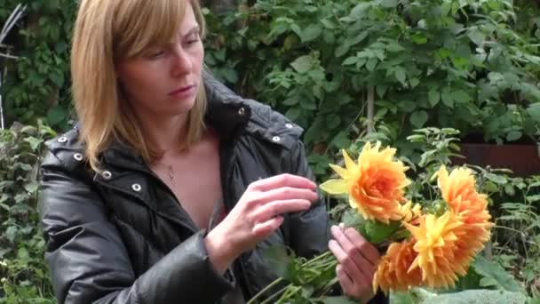 Die Frau aus den Blumensträußen — Stockvideo