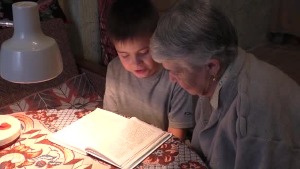 Prograndmother büyük-torunu ile kitap okumak — Stok video