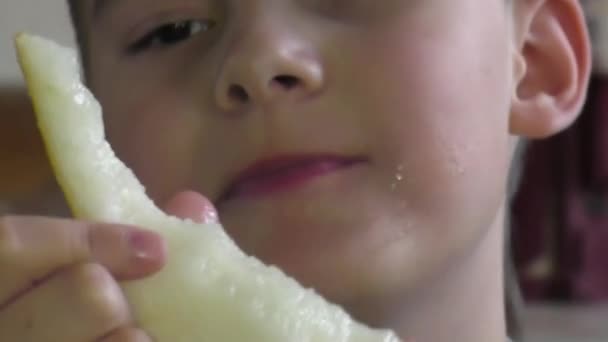 The boy eats a melon — Stock Video