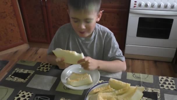 Pojken äter en melon — Stockvideo