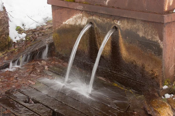 純粋な水を春します。 — ストック写真