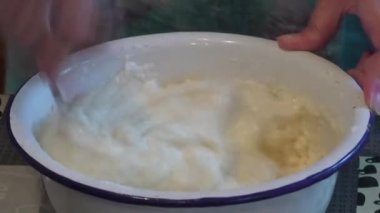 Kadın hamur yoğurmak