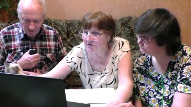 Masada bir defter ile yaşlı insanlar