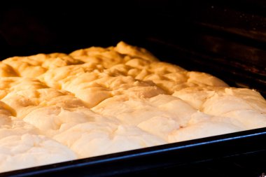 Bir fırın tepsisine reçelli tatlı cheesecake 