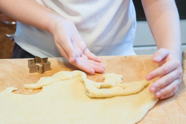 Çocuk hamur dışarı rakamlar açmaktadır