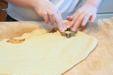 Çocuk hamur dışarı rakamlar açmaktadır