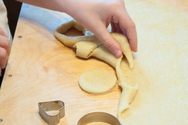 Çocuk hamur dışarı rakamlar açmaktadır