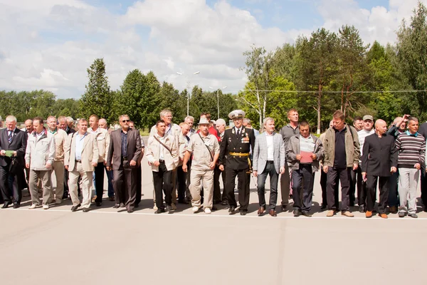 PERM, RUSSIA, LUGLIO 04.2015: Persone in grande accoglienza dei veterani — Foto Stock