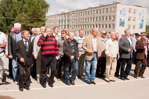 PERM, RUSIA, JULIO 04.2015: La gente en gran bienvenida de los veteranos —  Fotos de Stock