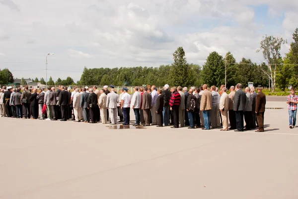 PERM, RUSIA, JULIO 04.2015: La gente en gran bienvenida de los veteranos — Foto de Stock