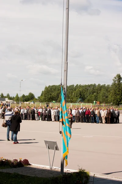 PERM, RUSSIE, JUILLET 04.2015 : Levage d'un drapeau, grand accueil de v — Photo