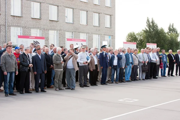 PERM, RUSIA, JULIO 04.2015: La gente en gran bienvenida de los veteranos —  Fotos de Stock