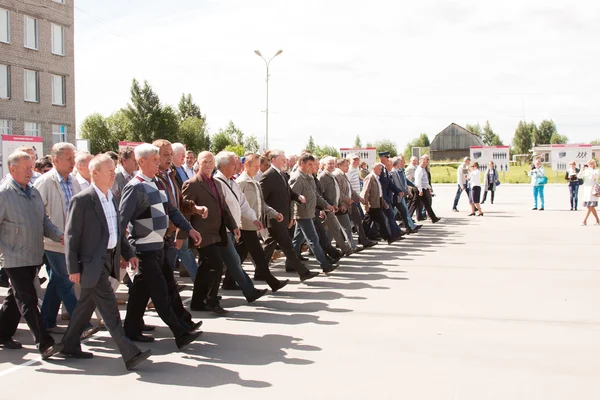 PERM, RUSSIA, JULY 04.2015:People on grand welcome of veterans — Stock Photo, Image