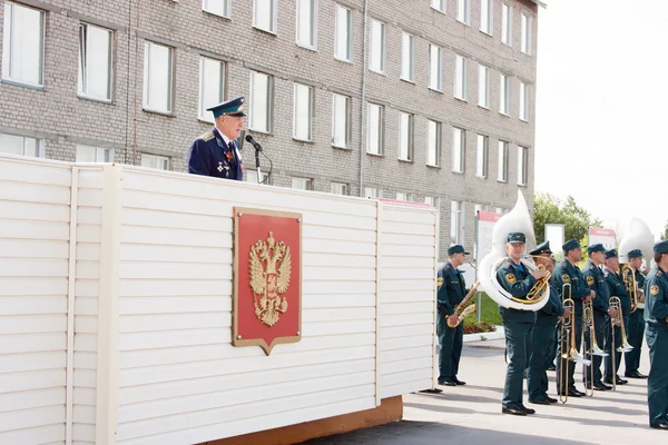 PERM, RÚSSIA, JULHO 04.2015: Os militaristas idosos o homem em um t — Fotografia de Stock