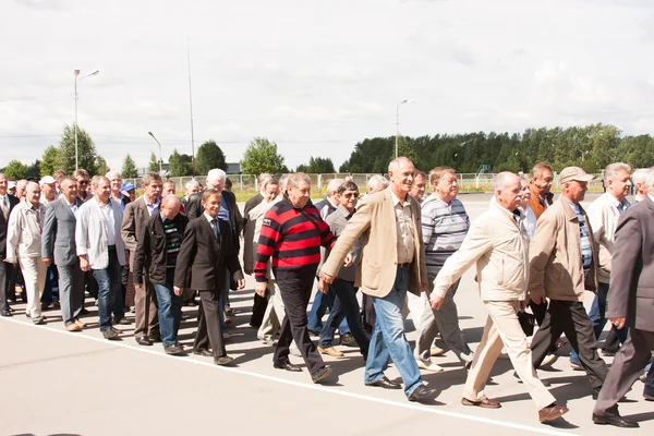 PERM, RUSIA, JULIO 04.2015: La gente en gran bienvenida de los veteranos —  Fotos de Stock