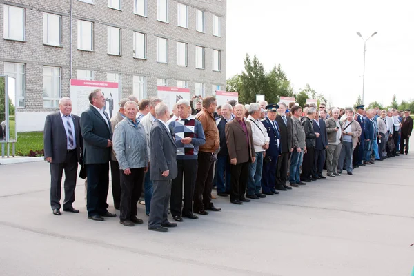 PERM, RUSIA, JULIO 04.2015: La gente en gran bienvenida de los veteranos —  Fotos de Stock