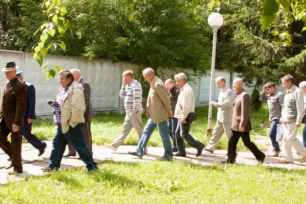 PERM, RUSIA, JULIO 04.2015: La gente va a una reunión de veteranos —  Fotos de Stock