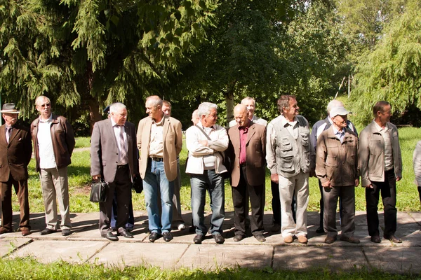 Perm, Ryssland, juli 04.2015:People kostnad i ett tal vid ett möte — Stockfoto