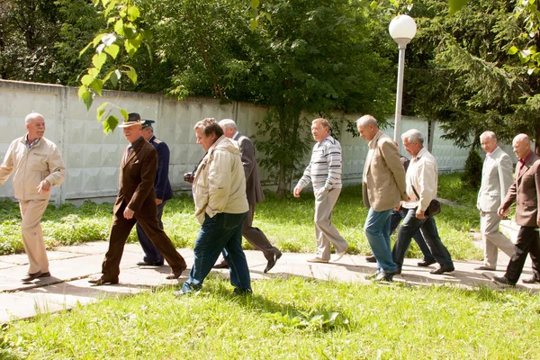 Perm, Ryssland, juli 04.2015:People gå på ett möte med veteraner — Stockfoto