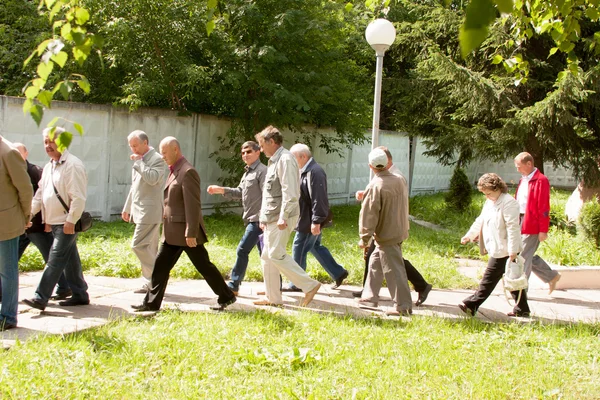 PERM, RUSIA, JULIO 04.2015: La gente va a una reunión de veteranos — Foto de Stock