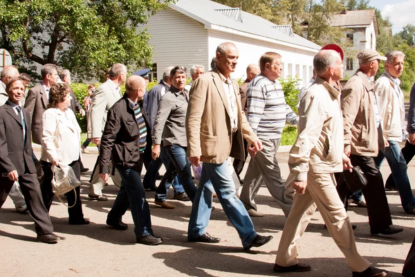 PERM, RUSIA, JULIO 04.2015: La gente va a una reunión de veteranos —  Fotos de Stock