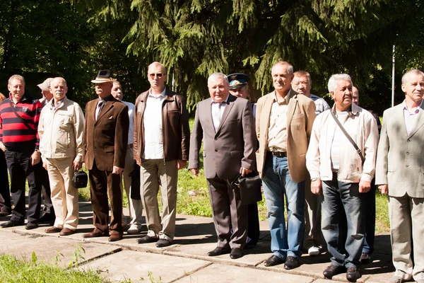 Perm, Rusko, Červenec 04.2015:People náklady v řadě na setkání — Stock fotografie