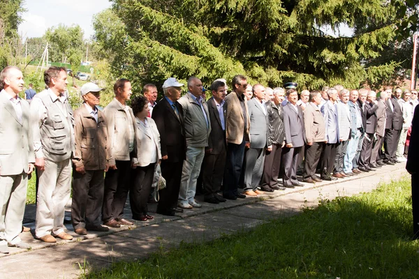 Perm, russland, juli 04.2015: menschen kosten in einer zahl bei einem treffen — Stockfoto