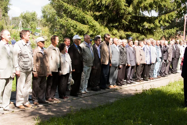 Perm, Rusko, Červenec 04.2015:People náklady v řadě na setkání — Stock fotografie