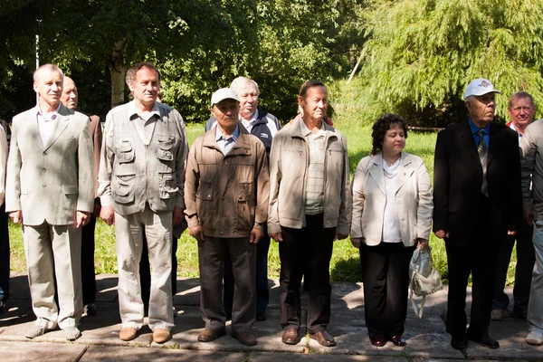 Perm, russland, juli 04.2015: menschen kosten in einer zahl bei einem treffen — Stockfoto