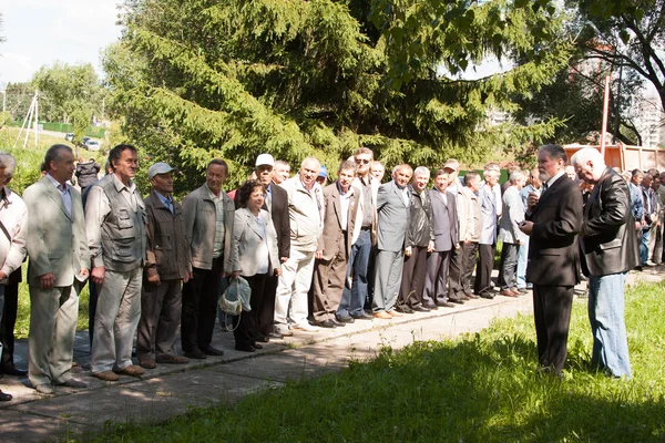 Perm, Rusko, Červenec 04.2015:People náklady v řadě na setkání — Stock fotografie