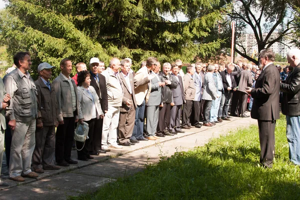 PERM, RUSIA, JULIO 04.2015: La gente cuesta en un número en una reunión — Foto de Stock