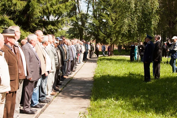 PERM, RUSIA, JULIO 04.2015: La gente cuesta en un número en una reunión —  Fotos de Stock