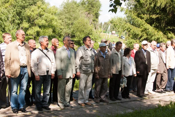 PERM, RUSIA, JULIO 04.2015: La gente cuesta en un número en una reunión — Foto de Stock