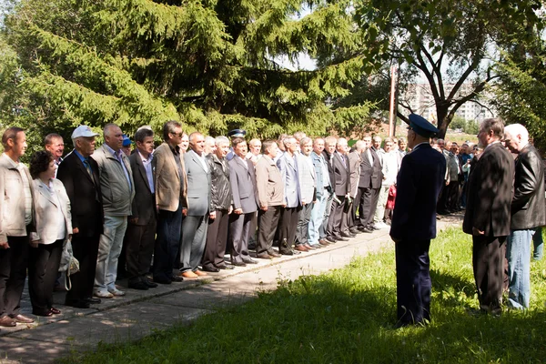 Perm, Rusland, juli 04.2015:People kosten in een nummer aan een vergadering — Stockfoto