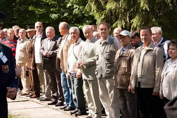 Perm, Rusko, Červenec 04.2015:People náklady v řadě na setkání — Stock fotografie