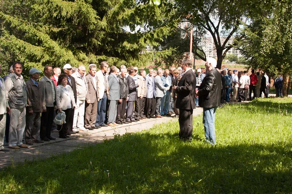Perm, Ryssland, juli 04.2015:People kostnad i ett tal vid ett möte — Stockfoto