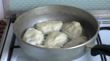 Bir tavada börek kızarmış