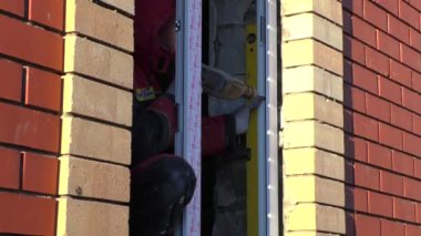 Perm, Rusya, Kasım 19.2015: işçi yeni bir pencere oluşturur