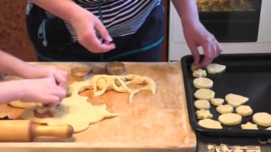 Büyükanne torunu ile rakamlar kurabiye kesme