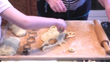 Büyükanne torunu ile rakamlar kurabiye kesme